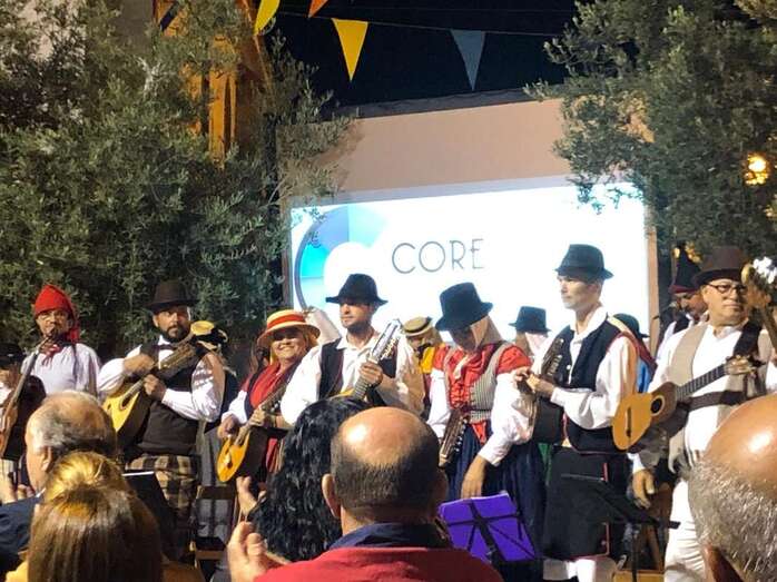 Momento de la actuación de Entre Amigos (Foto TA)