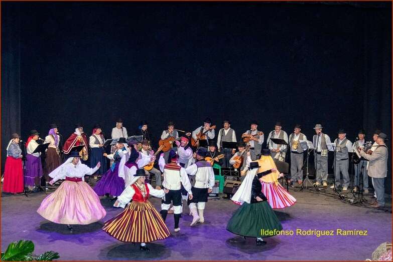 Momento de la actuación del grupo Cendro con el cuerpo de baile de Anzar (Foto Ildefonso Rodríguez)