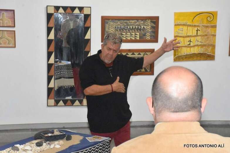 El artista Alberto Roque explica la exposición a los asistentes (Foto TA)