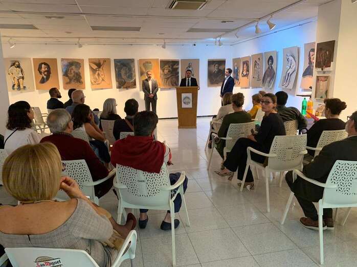 Momento de la inauguración de la exposición en la Sociedad La Fraternidad (Foto TA)