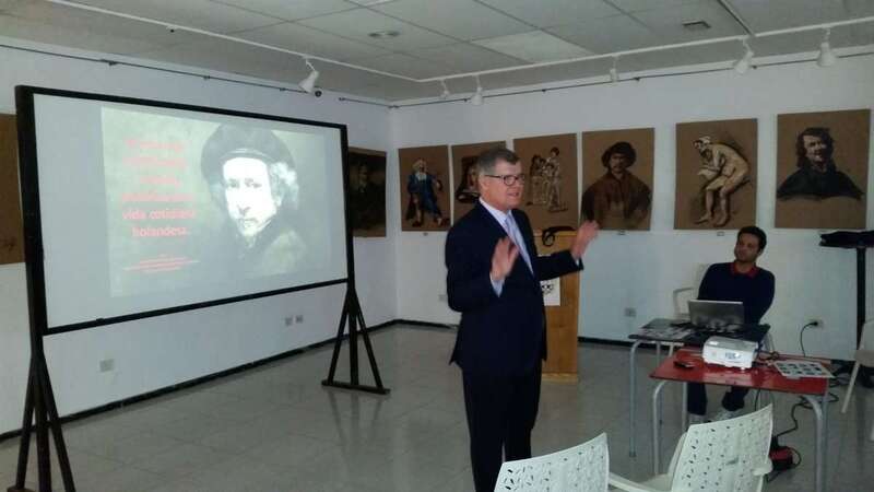 Momento de la charla de esta noche del cronista de Telde en La Fraternidad (Foto Jesús Ruiz Mesa)