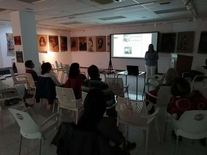 Momento de la charla de anoche en La Fraternidad (Foto TA)