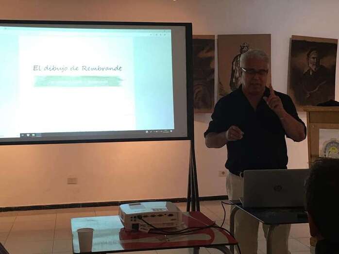 El pintor José Socorro anoche durante la interesante charla (Foto TA)