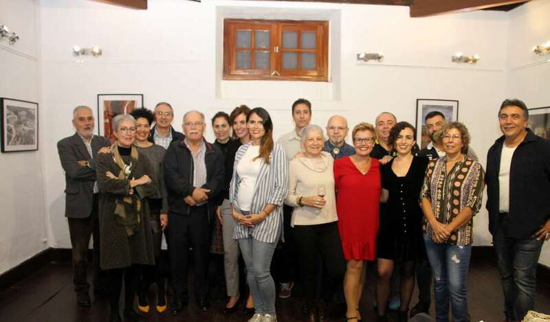Foto de familia con los participantes en la exposición (Foto Jesús Ruiz)
