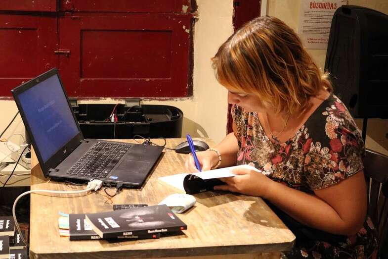 La autora firmando libros (Foto TA)