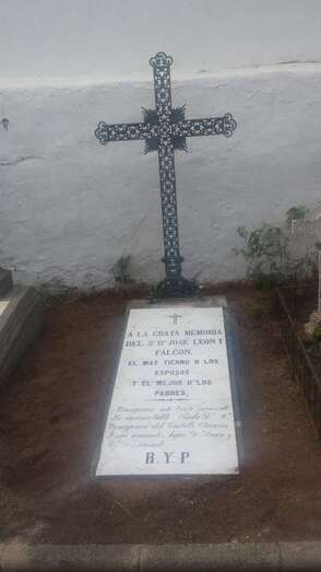Tumba de José León y Falcón en el cementerio de San Juan (Foto TA)