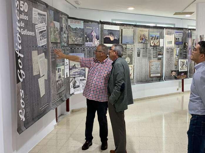 Jesús Santana (i), mostrando la exposición sobre Los Gofiones al delegado del Gobierno en Canarias, días atrás (Foto TA)