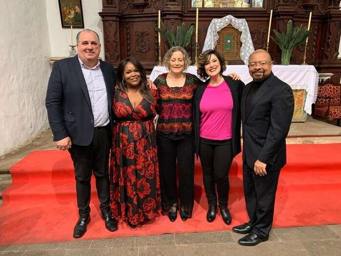 El edil Juan Martel con la soprano afroamericana Latonia Moore y otros intervinientes en el espectáculo de anoche en San Francisco (Foto TA)