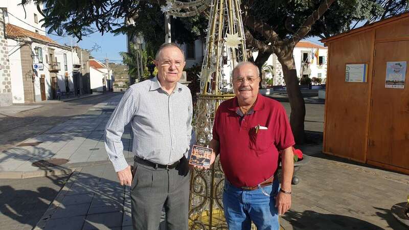 Antonio Cejudo, director y presidente del grupo, con Manolo Quevedo, vicepresidente, este lunes en la plaza de San Juan muestran el nuevo disco (Foto TA)