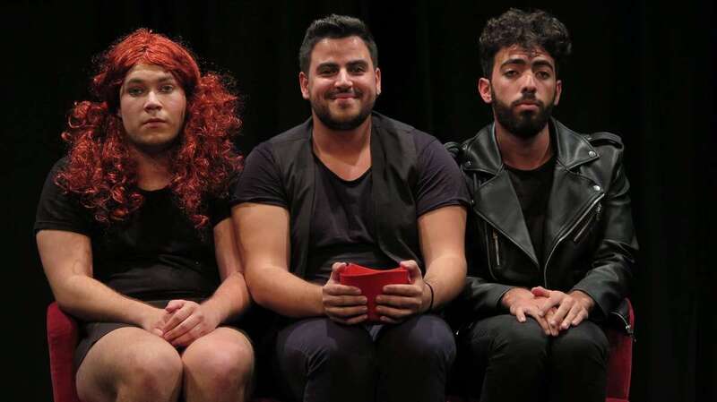 Abraham Santacruz, en el centro de la imagen, con otros actores (Foto TA)