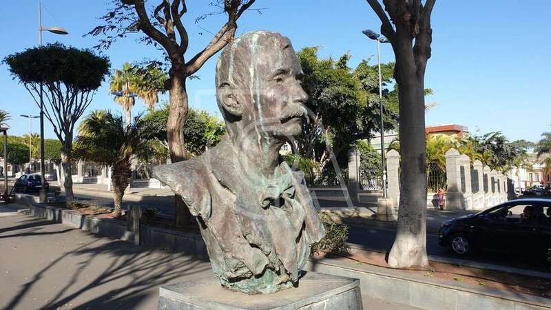 Imagen del estado del busto de Galdós en la rambla de Arnao, en una foto captada este mediodía (Foto TA)