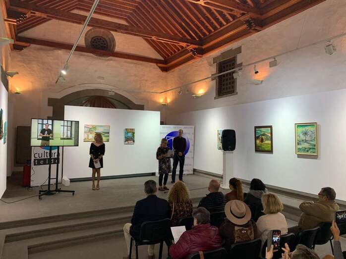 Momento de la inauguración de la exposición de la artista Ana María Tous (Foto TA)