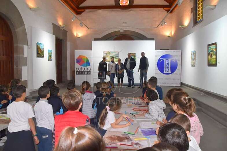 Grupos de alumnos del CEIP Plácido Fleitas en la exposición que se exhibe en la sala de San Pedro Mártir (Foto TA)