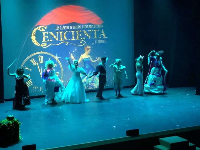 Momento del espectáculo de este sábado por la tarde en el Teatro Municipal (Foto TA)