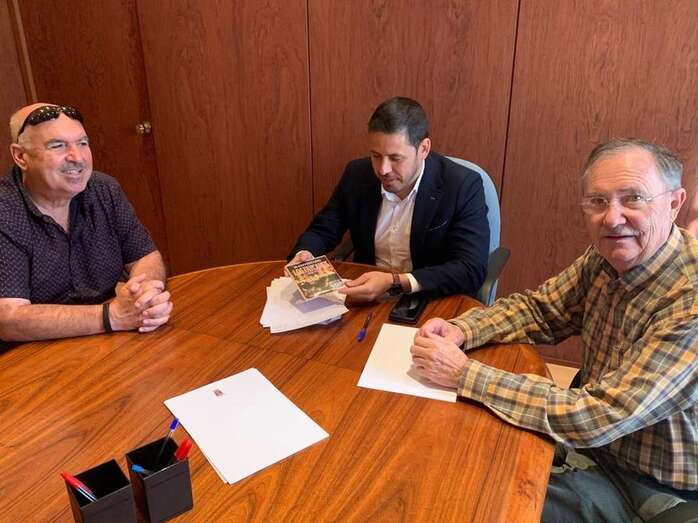 El alcalde Héctor Suárez con el director de Los Faycanes, Antonio Cejudo, y un miembro del grupo (Foto TA)