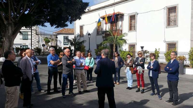 El grupo, de visita en la plaza de San Juan con el cronista Antonio María González Padrón (Foto Jesús Ruiz)