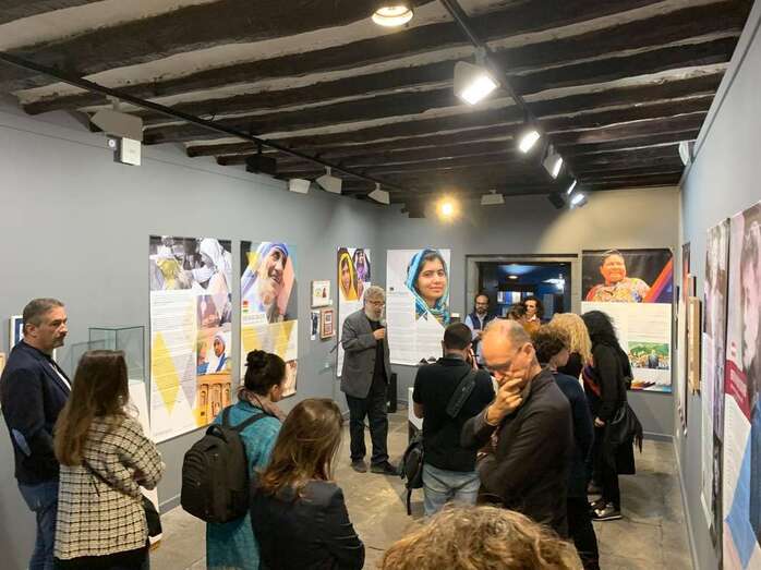 Momento de la inauguración de la exposición dedicada a las mujeres nobel (Foto TA)