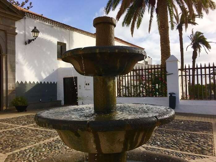 El agua ya fluye por la fuente de San Francisco (Foto TA)