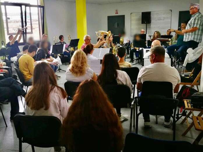 Los alumnos en el ensayo de la Banda Municipal de Música (Foto TA)