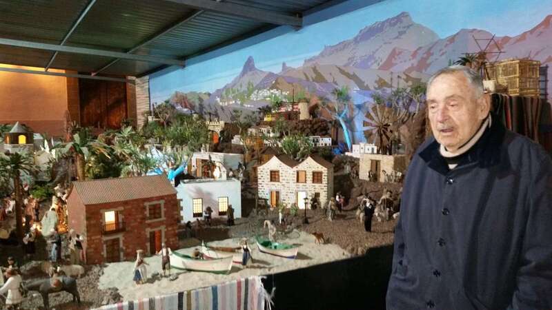 José Sánchez, junto a su belén canario en Los Llanos (Foto Jesús Ruiz)