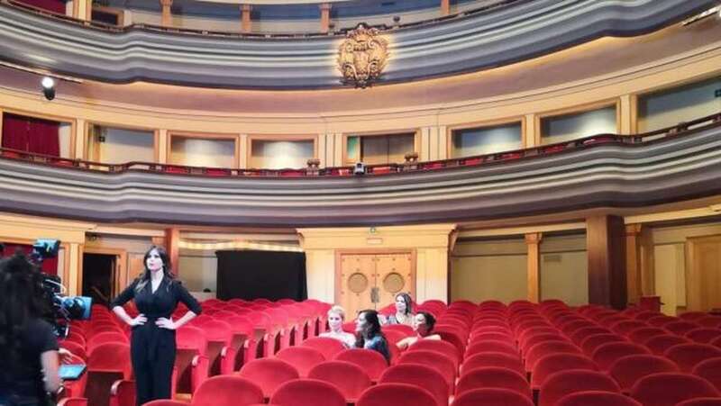 Elisa Gonzállez en primer término, junto a las cantantes Chenoa, Soraya, Diana Navarro y Cristina Ramos en el teatro Pérez Galdós rodando el especial 