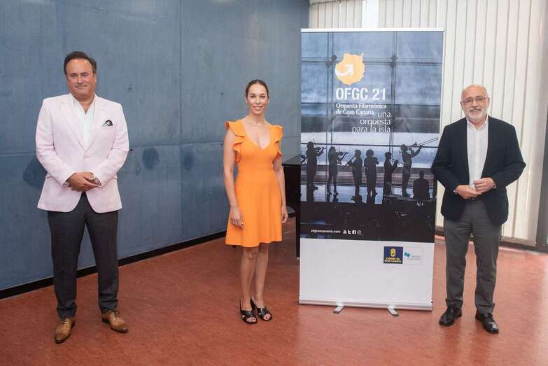 El maestro Karel Mark Chichon, la consejera Guacimara Medina y el presidente Antonio Morales (Foto TA)