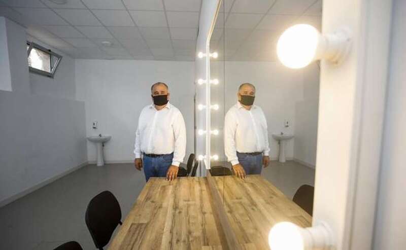 El edil de Cultura posa en uno de los nuevos camerinos con los que cuenta el teatro/Cober/C7.