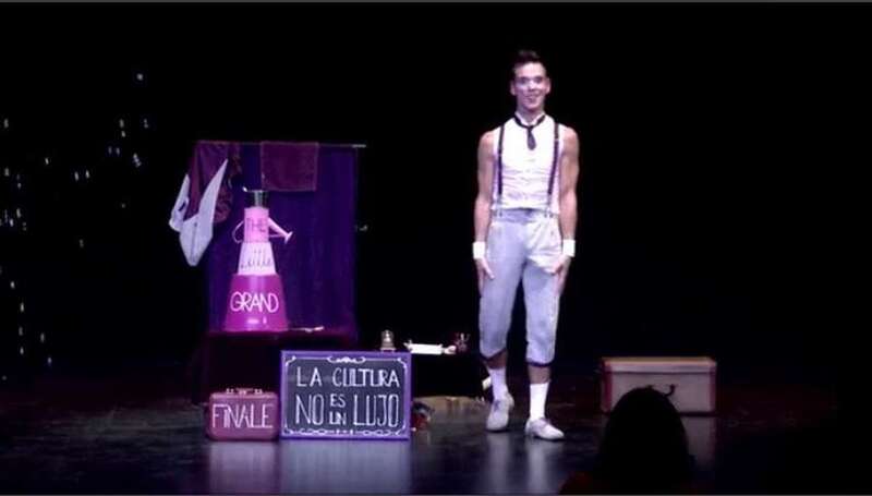 Momento del espectáculo de anoche con público presencial/TA.