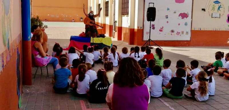 La sesión tuvo lugar en el patio del colegio/TA.