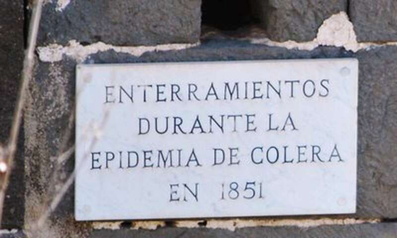 Placa de enterramientos durante la epidemia de cólera de 1851/TA.