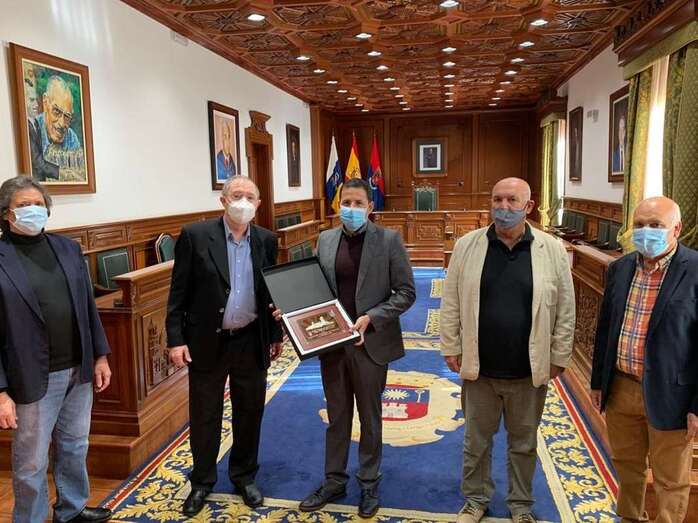 El alcalde Héctor Suárez con la placa junto a miembros de la directiva de Los Faycanes/TA.
