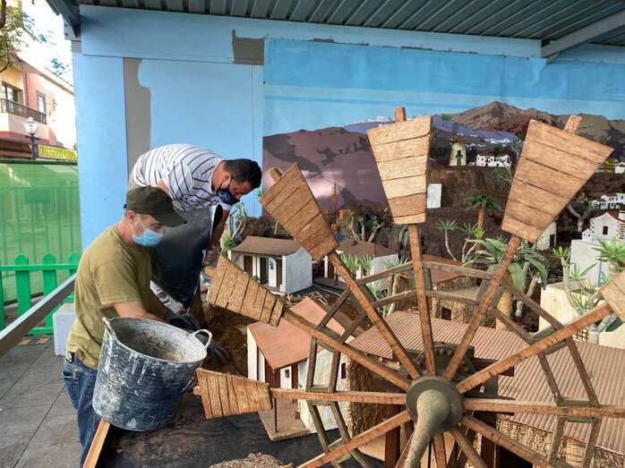 Dos operarios municipales trabajando este martes en el montaje del belén (Foto TA)