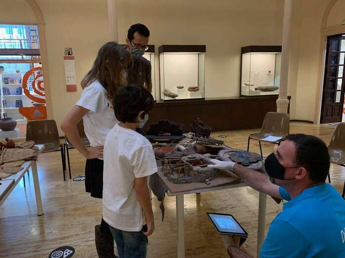 Abel Galindo impartiendo este domingo el taller infantil/TA.