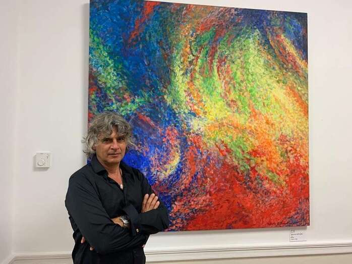 Octavio Oâ€™Shanahan, delante de uno de sus cuadros/TA.