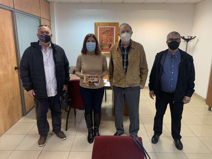 Momento de la entrega del disco recopilatorio a la vicealcaldesa de Telde, Carmen Hernández/TA.