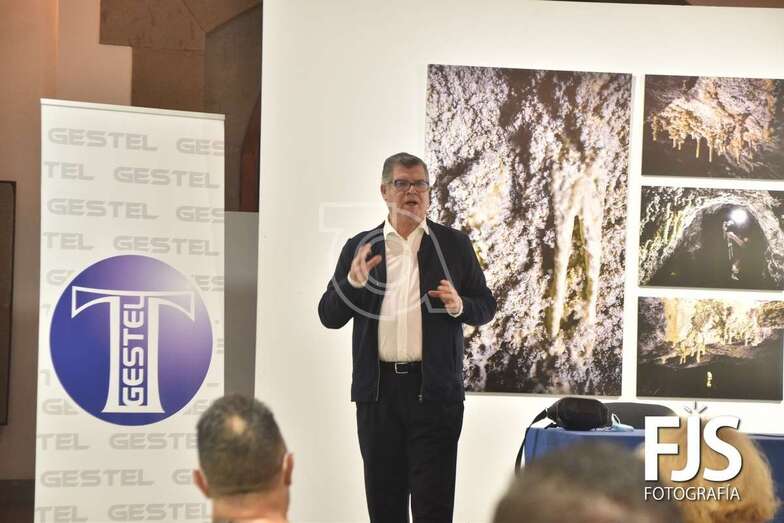 Momento de la charla del cronista de la ciudad/Francisco Javier Santana.