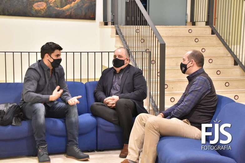 La reunión tuvo lugar en el Teatro Municipal Juan Ramón Jiménez/Francisco Javier Santana)