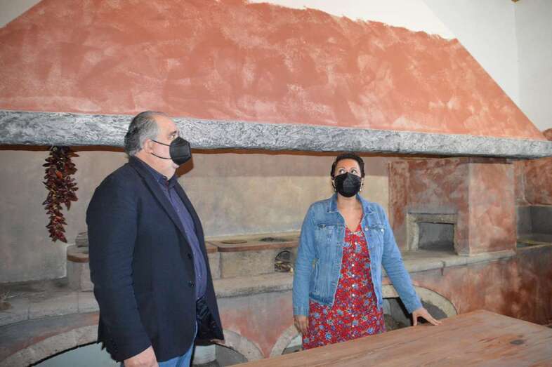 La consejera Minerva Alonso y el concejal Juan Martel, en la antigua cocina del inmueble histórico/TA.