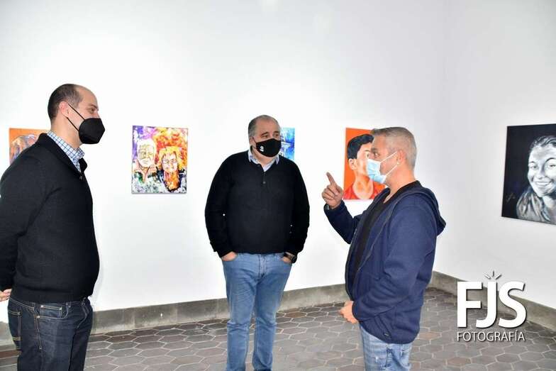 El concejal de Cultura (c) y gerente de Gestel (i) con el artista Román Tavío/TA.