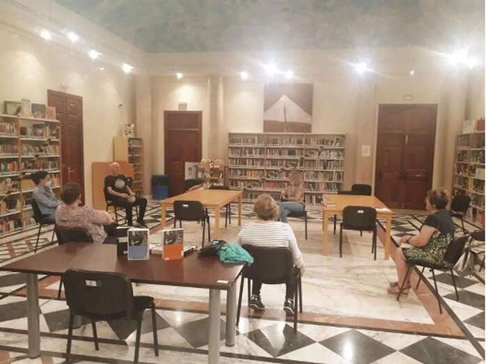 Imagen de una reunión del club de lectura/TA.