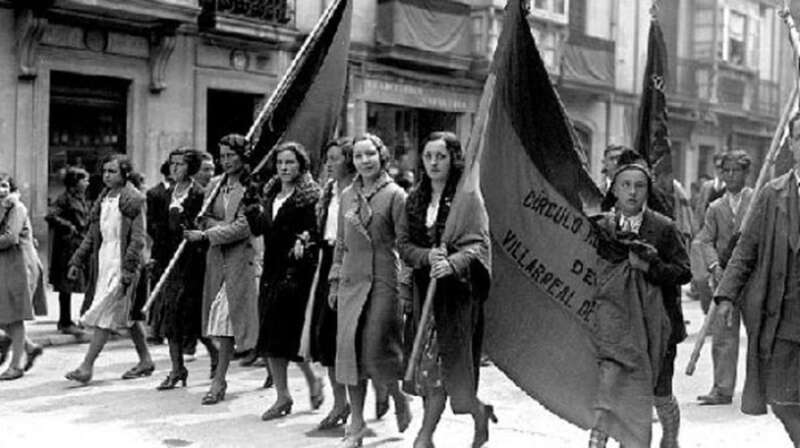 Mujeres en una manifestación durante la Segunda República española/Archivo.
