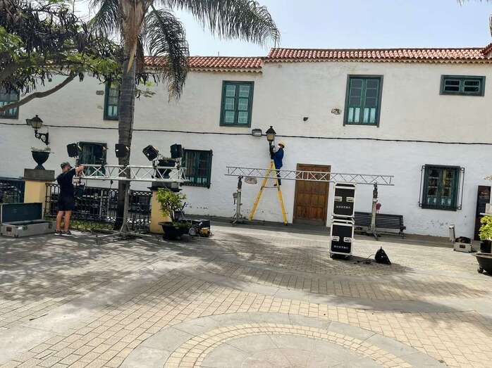 Equipos de sonido e iluminación trabajando esta mañana en el Rincón Plácido Fleitas/TA.