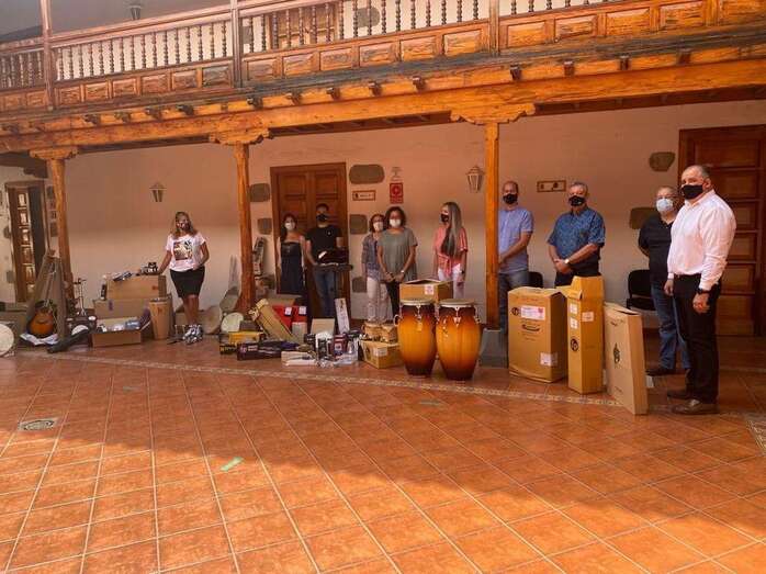 El material adquirido expuesto en el patio de la Escuela Municipal de Música/TA.