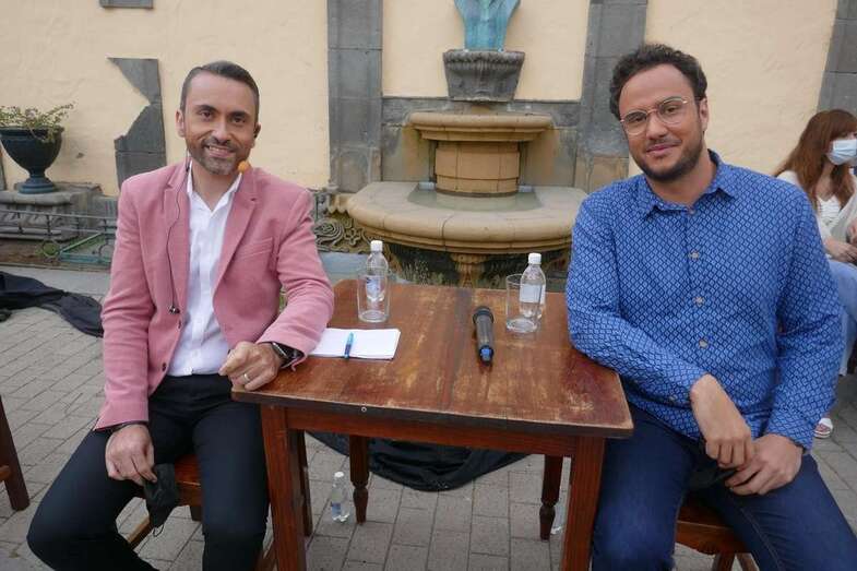 El presentador del programa, Raúl Arencibia, con el cineasta teldense Armando Ravelo