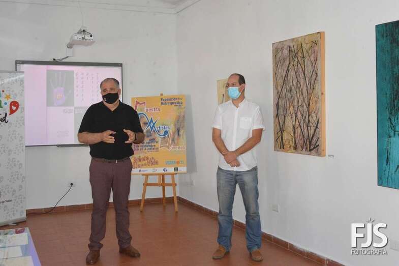 El concejal Juan Martel y el gerente de Gestel, Jesús Suárez, durante la inauguración de la exposición retrospectiva/TA.