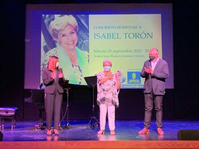 Momento del homenaje de anoche en el Teatro Municipal/TA.