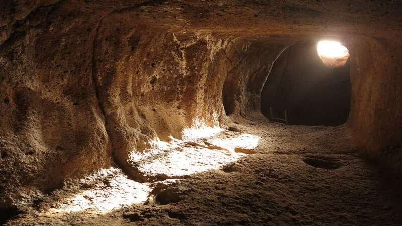 Interior del la cámara-utero del templo de Tara, con la proyección de la luz solar desplazándose por el suelo el día del equinoccio de primavera / Julio Cuenca.