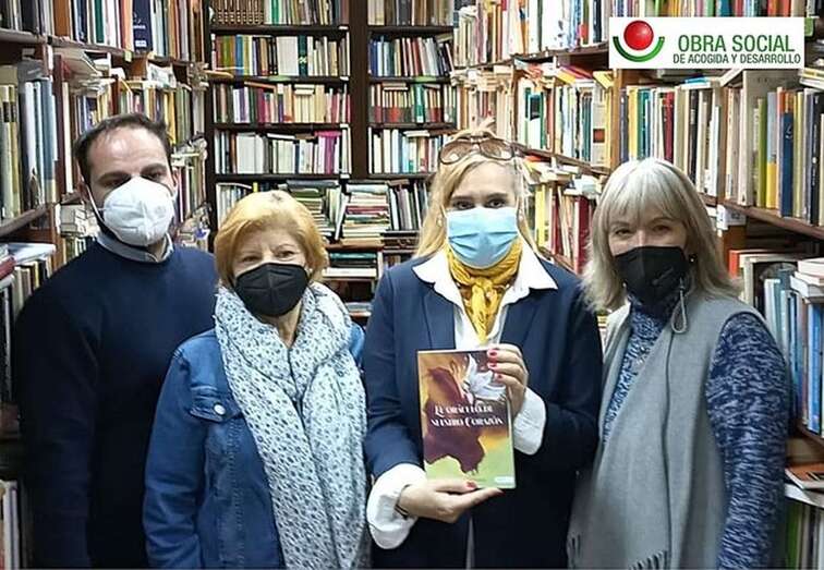 La periodista y escritora Alicia Luengo dona su novela â€œEl Oráculo de nuestro corazónâ€ al Rincón del Lector de Telde de la OSDAD/TA.