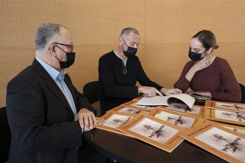 El autor del libro (d), Jesús Santana (c) y la consejera de Cultura, Guacimara Medina/TA.