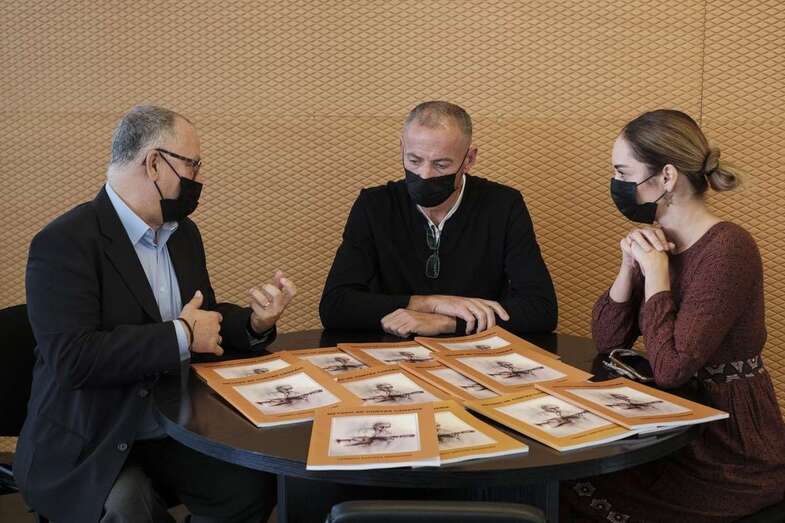 El autor del libro (i) con el presidente de Entre Amigos y la consejera insular de Cultura/TA.
